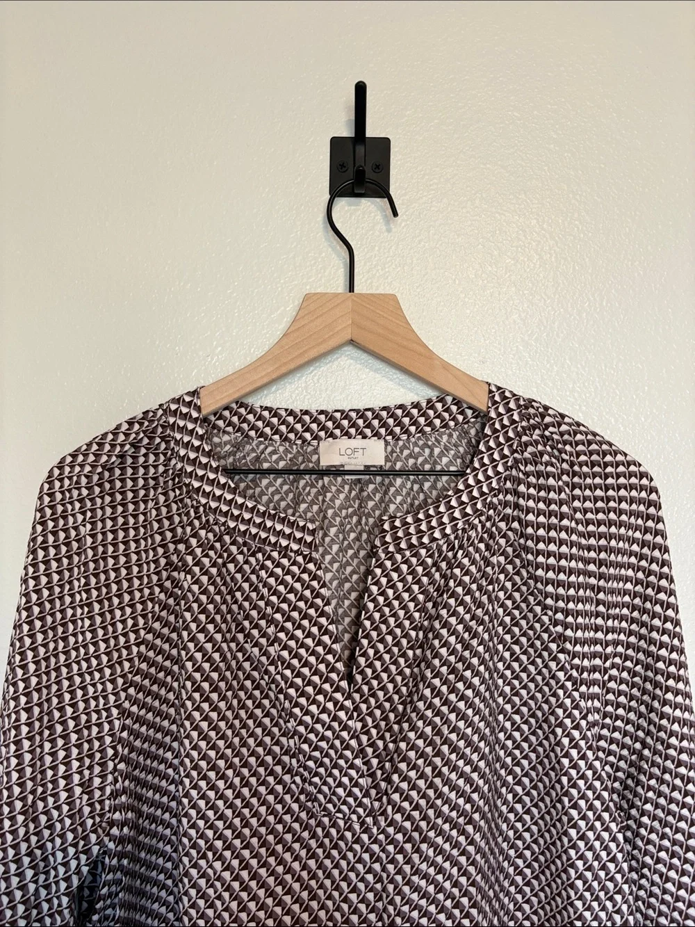 Ann Taylor LOFT Geometric Split V-Neck Long Sleeve Popover Blouse Purple Large